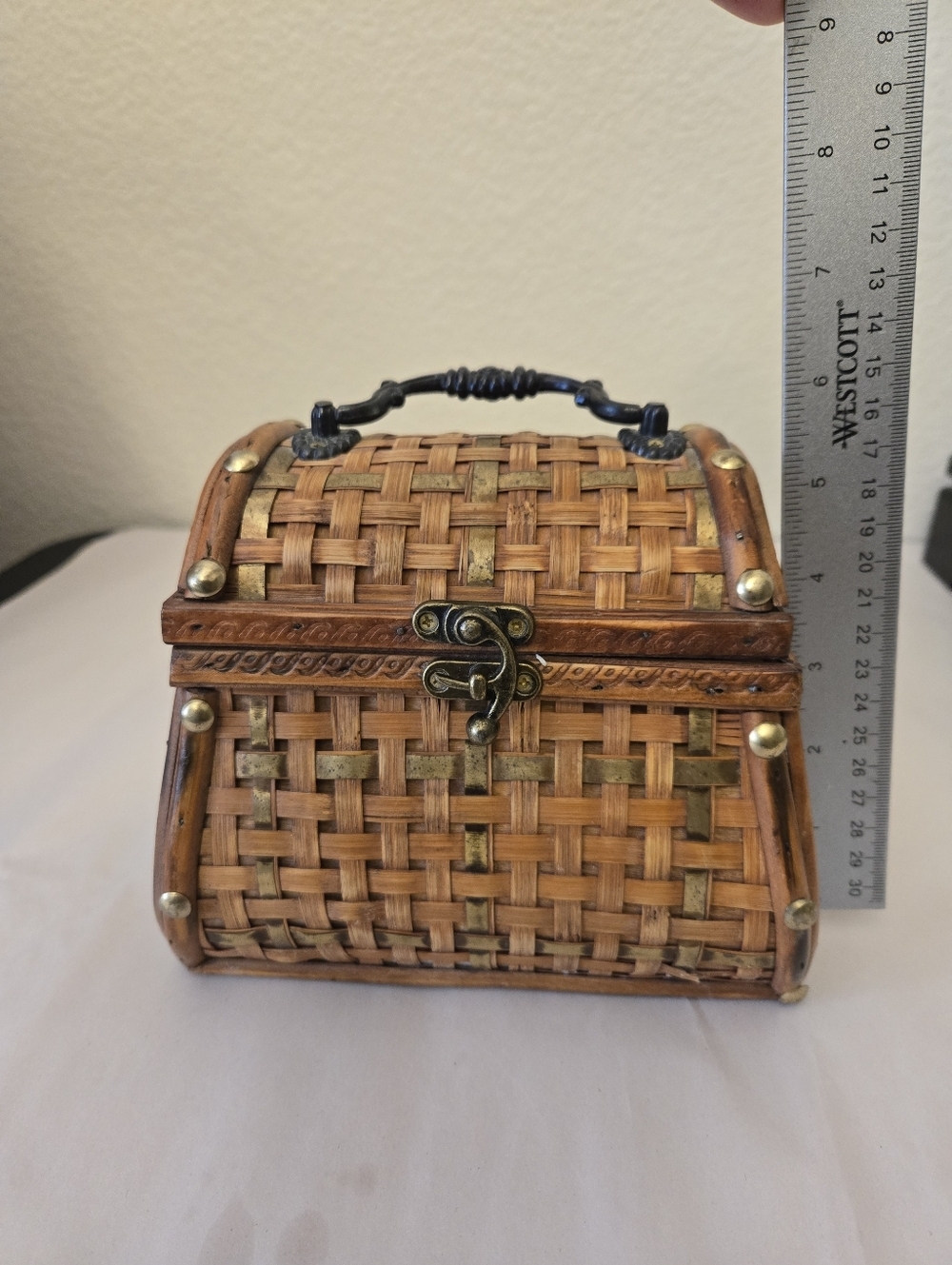 Three Hands Corp Vintage Keepsake Box Wooven Bamboo Brass Accent Latch Front - Picture 9 of 12